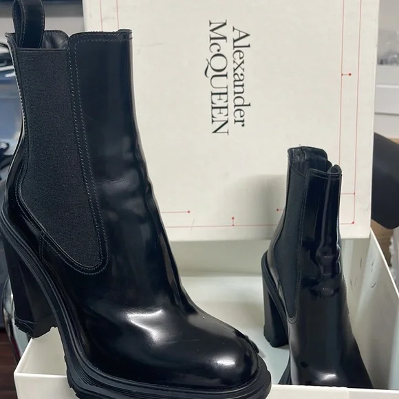 Gently worn Alexander McQueen 678530WHZ84 Woman’s boot Black 38C - Picture 2 of 12